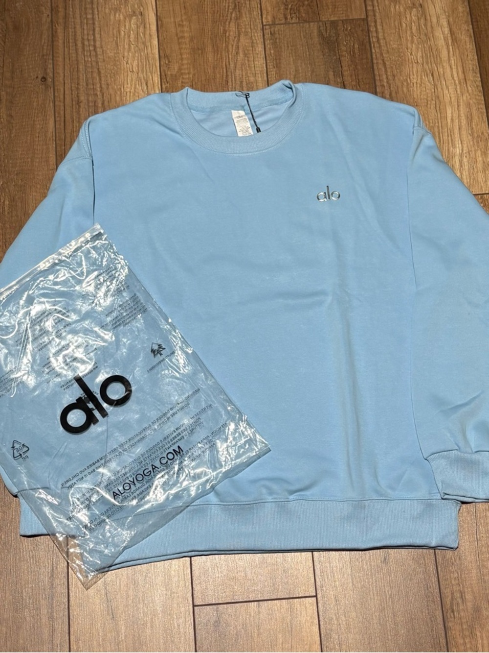 ALO Yoga  Sky Light Blue Crewneck Sweatshirt Unisex
